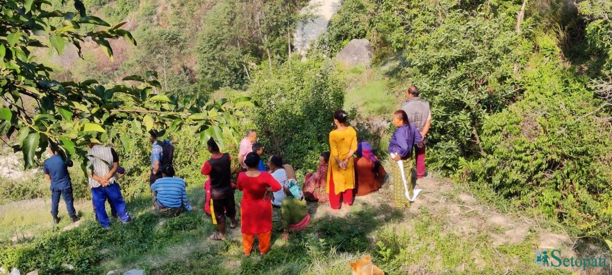 शव भेटिएको स्थानमा जम्मा भएका स्थानीय र प्रहरी। तस्बिरः अक्षर काका/सेतोपाटी